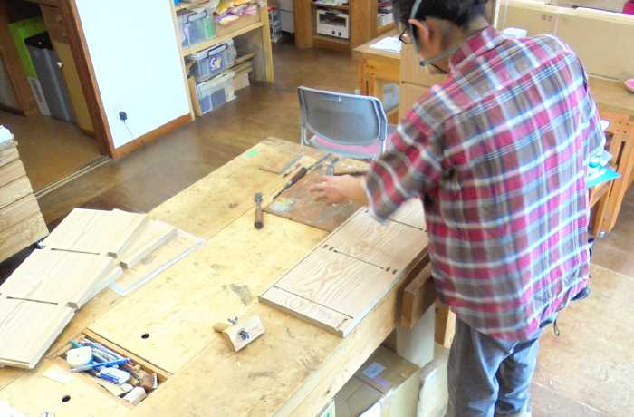 HIKARIで製作した椅子の展示風景